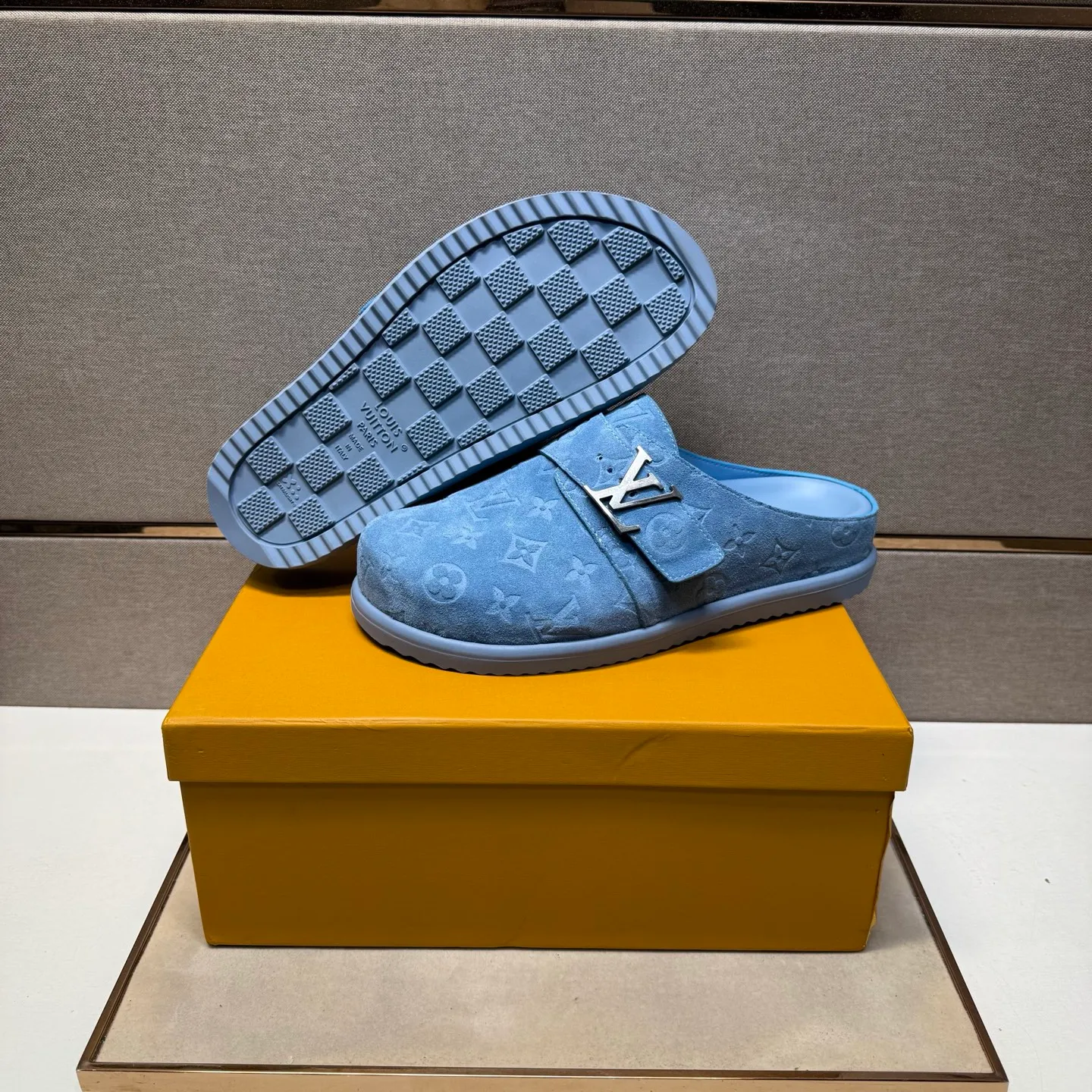 Men's men's shoes 💰pp540 [LV～] Men's casual half slippers 2025z cabinet sales simultaneously 🔶Size: 39-44 #️⃣ 🔷4 colors🔜The upper is made of multi-material splicing ➕Genuine leather lining, comfortable and breathable, sole: original comfortable and wear-resistant outsole, ⚠️Real thing📱Photographed🎬The real thing is better📢📢📢